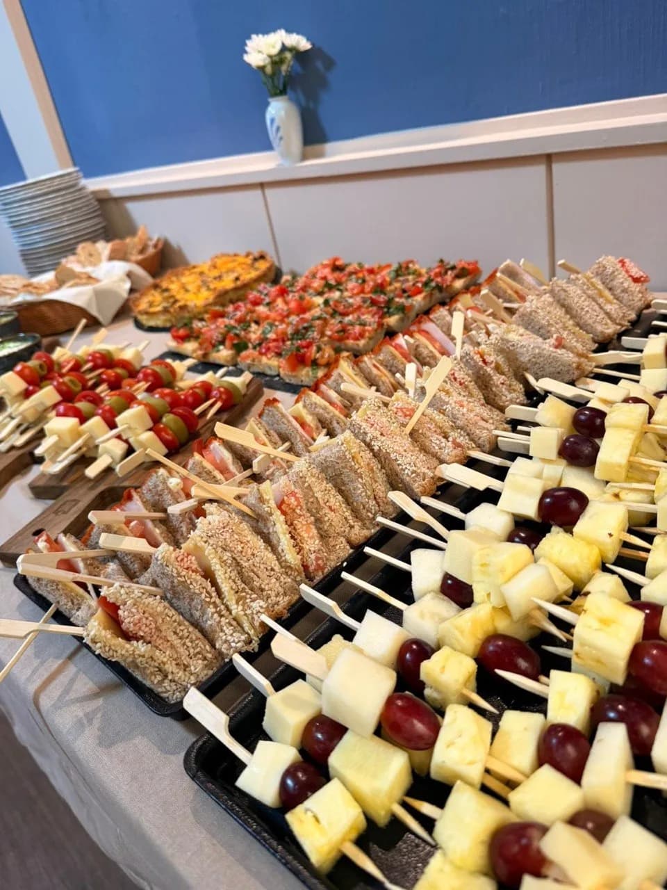 Sandwiches, Bruschetta und Obstspieße auf dem Buffet