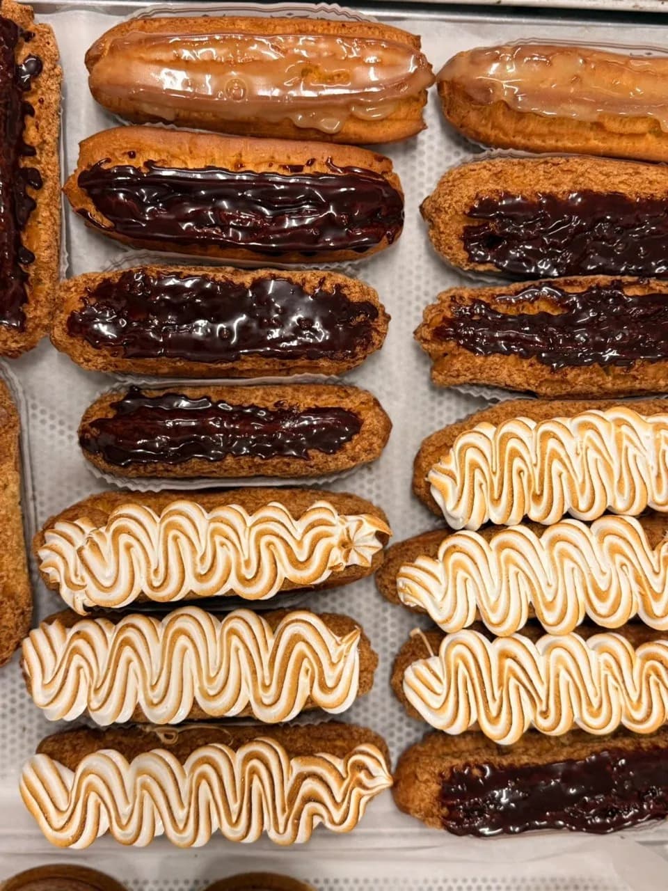 Éclairs mit Schokolade, Karamell und Meringue