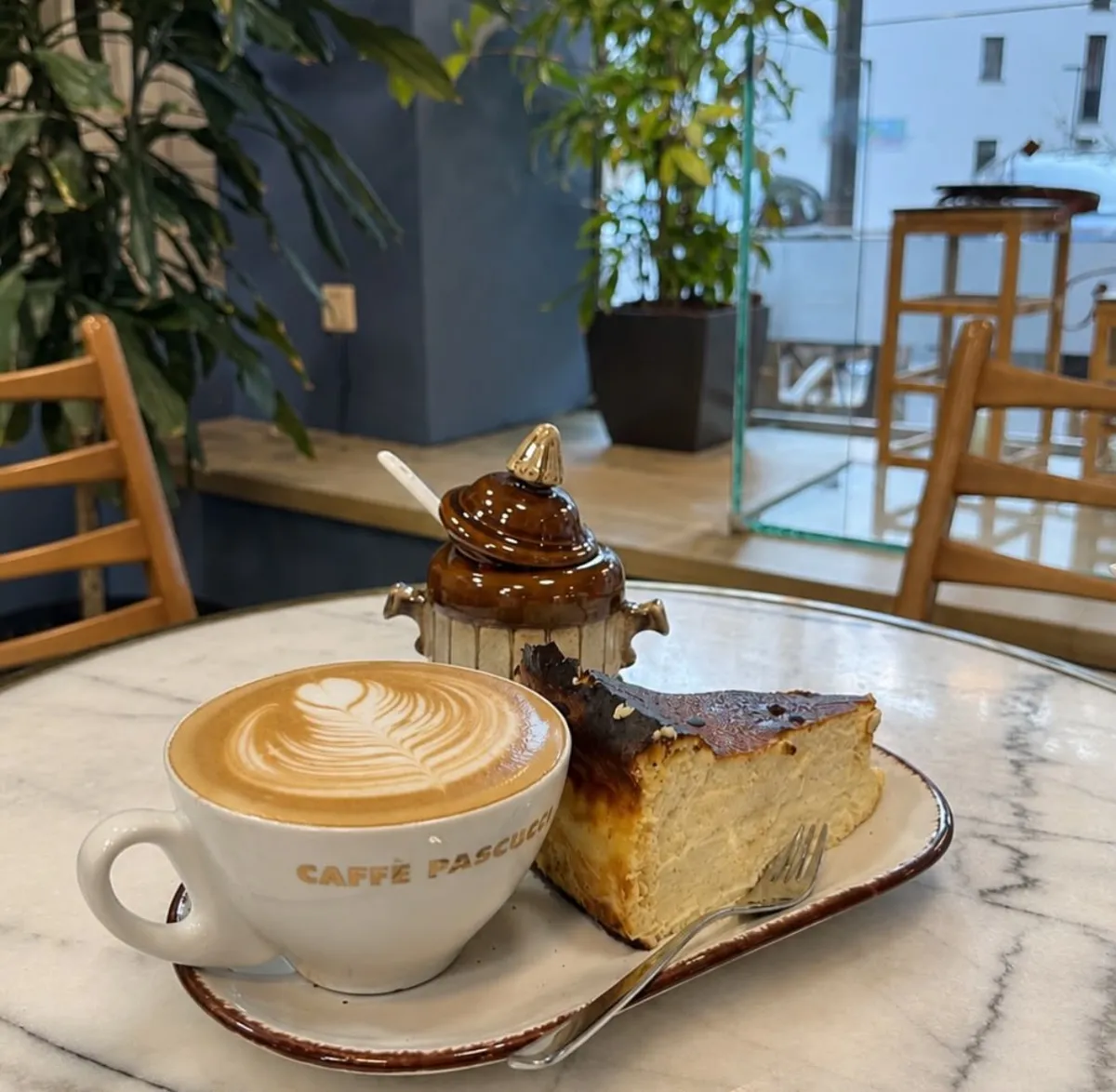 San Sebastián Cheesecake mit Cappuccino