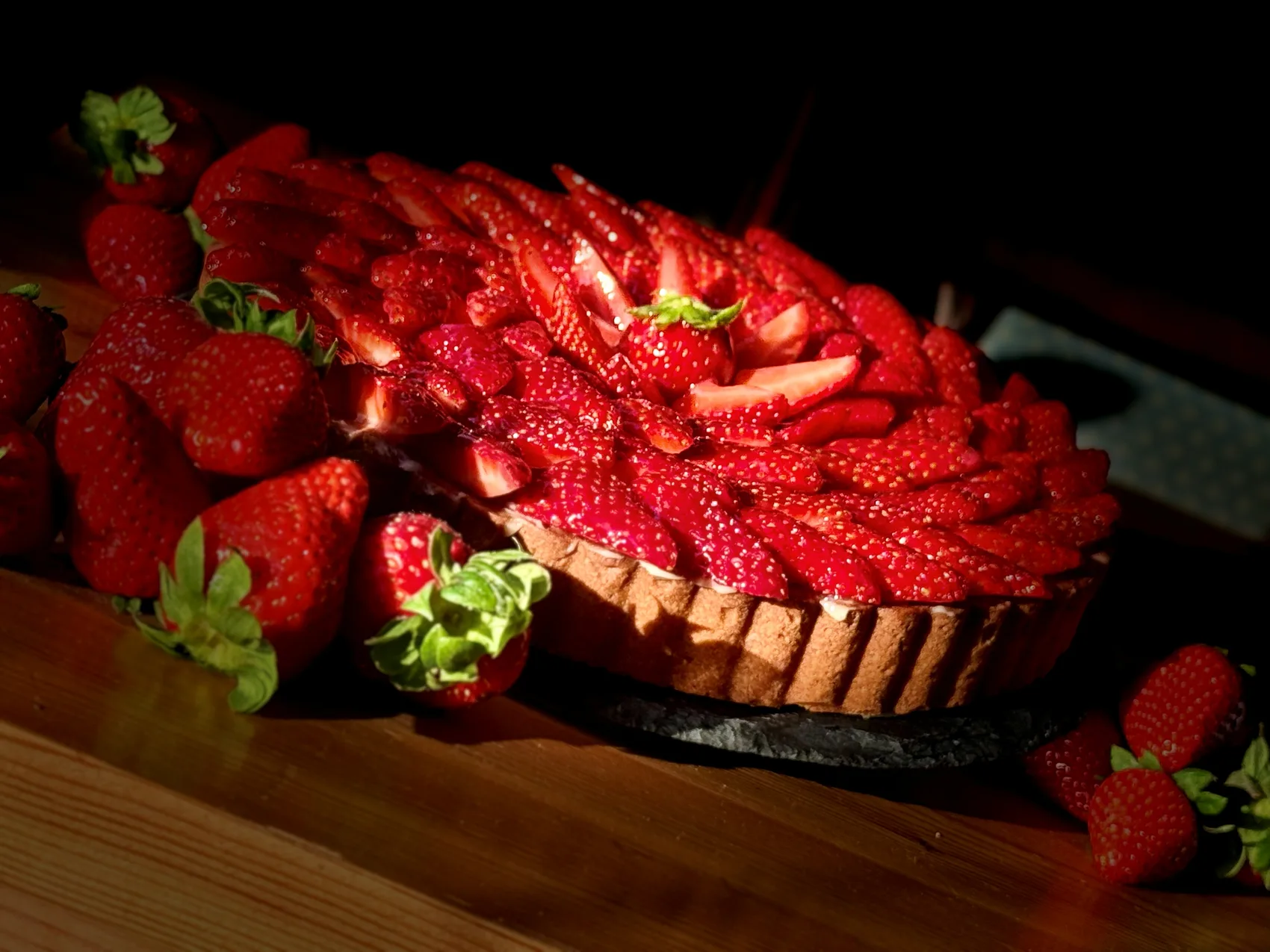 Tarte aux fraises auf einem Holzbrett