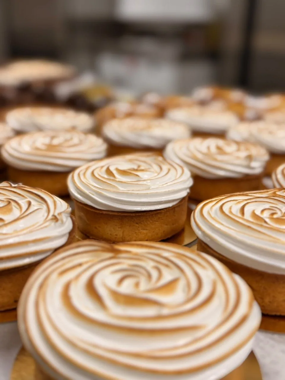 Zitronentartes mit abgeflämmter Meringue