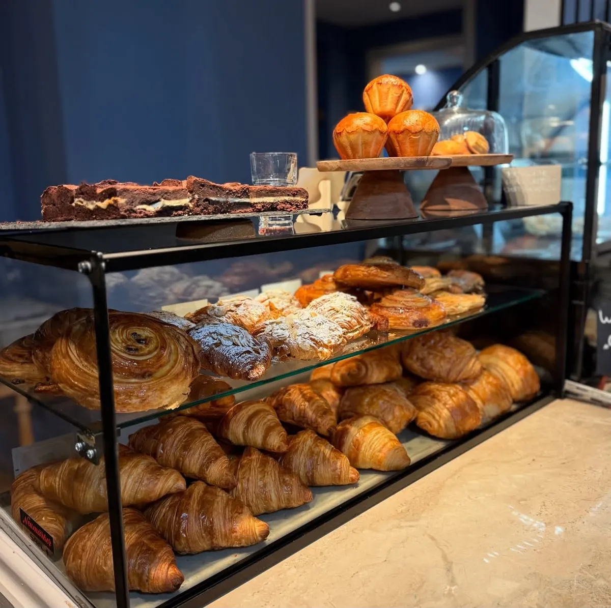 Croissants und Viennoiserie in der Vitrine